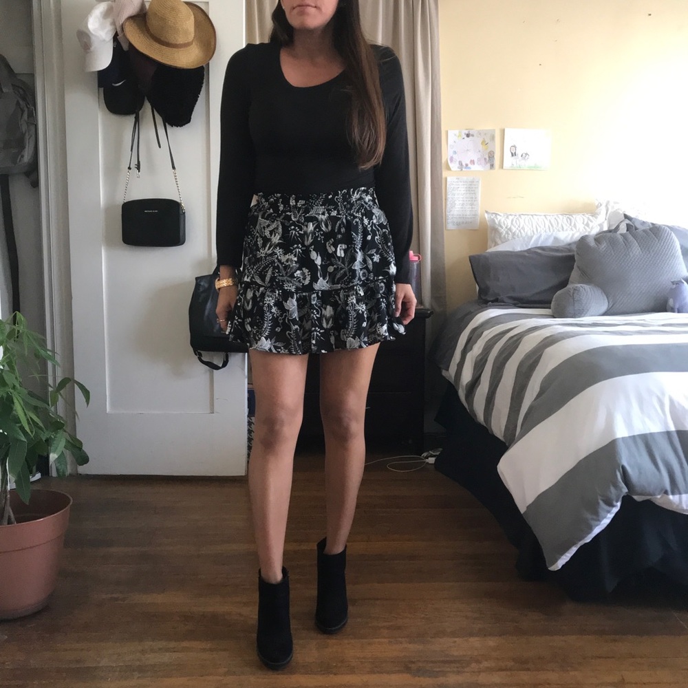 3/$15 Flirty floral pattern short skirt